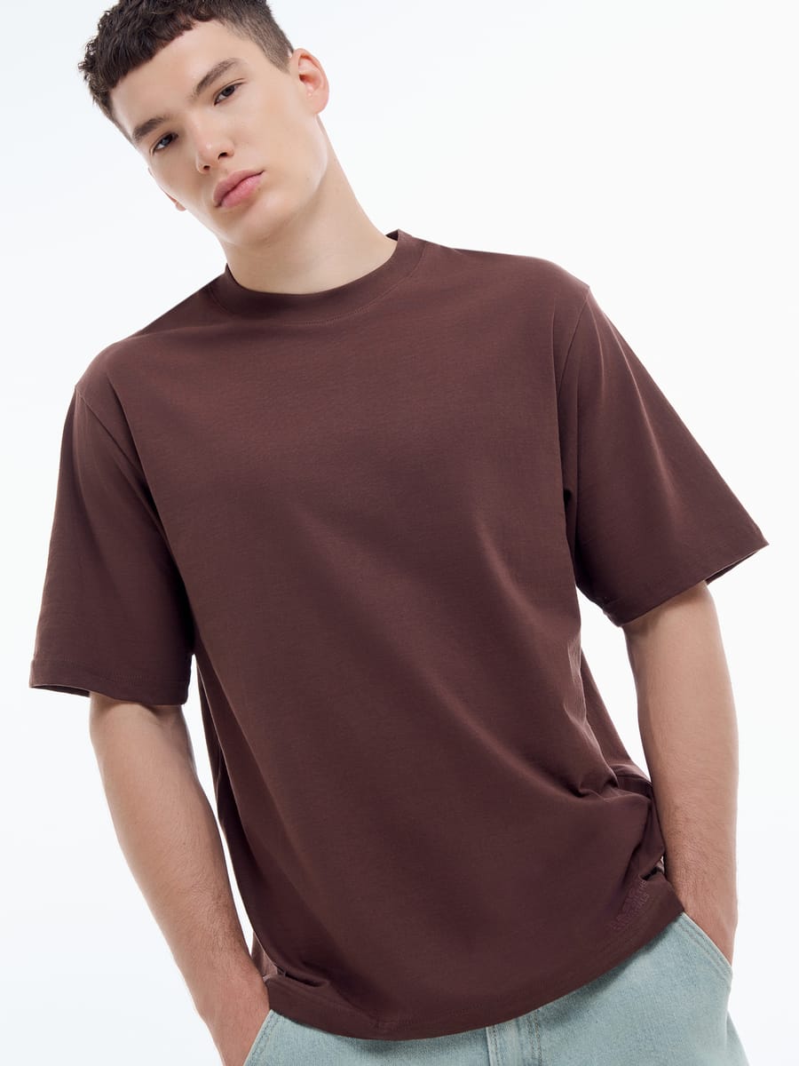 Однотонная свободная футболка